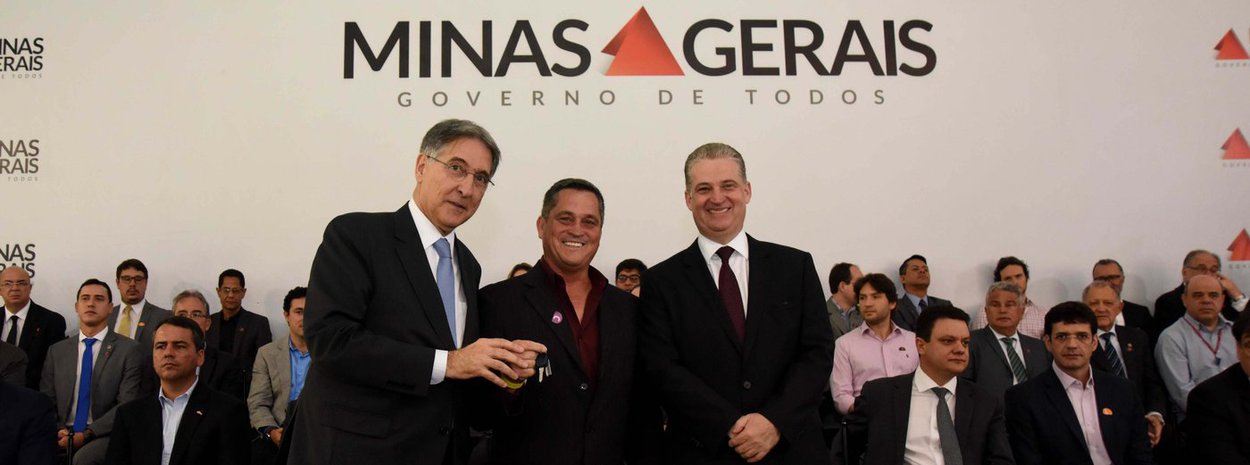 Em discurso dirigido a prefeitos, o governador de Minas, Fernando Pimentel, enalteceu os mandatários, escolhidos por meio do voto popular nas eleições do ano passado; "Vocês são os legítimos detentores do mais sagrado instrumento que a democracia no mundo inteiro consagrou: o voto popular", disse; "O voto é sagrado e tem de ser respeitado, porque é ele quem dá legitimidade ao regime democrático.O concurso público dá legalidade, mas o que dá legitimidade é o voto, e quem tem mandato e foi eleito pelo voto popular tem de ser respeitado, apoiado e tratado com a dignidade que a República brasileira exige"