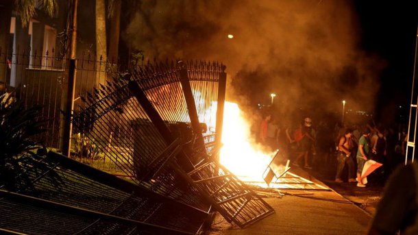 Precisamos rever o nosso conceito com relação às coisas vindas do Paraguai. Eu acho que quem faz protesto falsificado somos nós. Revolução já!