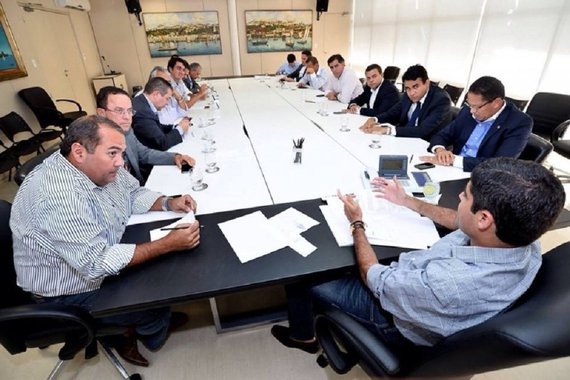 Nos bastidores, a 'reunião de trabalho' teve como objetivo analisar possíveis pontos fracos da gestão de Rui a serem atacados, com vistas a uma possível candidatura de ACM Neto a governador em 2018; mas os parlamentares negam esse viés. O deputado Pedro Tavares, do PMDB, afirmou que "foi apenas uma reunião de trabalho"; o encontro contou com as presenças de 19 dos 21 deputados da minoria; expectativa é de que os encontros aconteçam regularmente uma vez por mês a partir de então