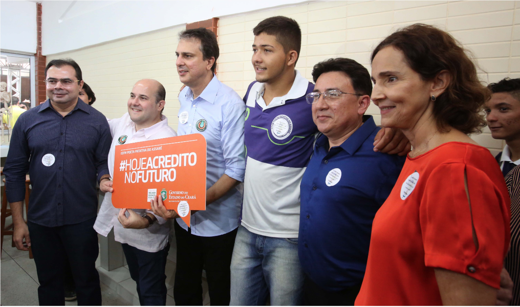 Inaugurada na manhã desta quinta (25) pelo governador Camilo Santana (PT) e o prefeito Roberto Cláudio (PDT), a nova sede da Escola de Ensino Fundamental e Médio Poeta Patativa do Assaré, no bairro Granja Lisboa (Grande Bom Jardim) teve investimentos de R$ 5 milhões, oriundos do Tesouro Estadual e do Governo Federal. A nova estrutura dispõe de 10 salas de aula, com capacidade de atendimento de até 450 alunos em cada turno, biblioteca, laboratórios de Línguas, Informática e de Ciências, ginásio poliesportivo e um anfiteatro