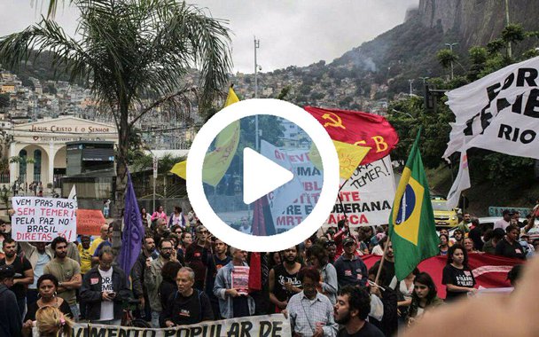 Centenas de trabalhadores se organizam em direção à casa do presidente da Câmara, Rodrigo Maia (DEM-RJ), no Rio para protestar contra o parlamentar, um dos principais agentes para a aprovação das reformas trabalhista e da previdência, além de ser acusado de corrupção; cariocas também compareceram à orla da Praia de Copacabana, na Zona Sul do Rio, para pedir tanto a saída de Michel Temer; A gente não consegue entender como um político é patriota sendo corrupto", disse um manifestantes; participantes também pediram saída o governador do Rio de Janeiro, Luiz Fernando Pezão