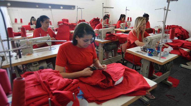Com 67.159 presos, Minas Gerais tem 17.088 detentos que trabalham, ou seja, 25% da população carcerária atualmente; o estado sai na frente de São Paulo, Rio e Espírito Santo; Minas tem 109 tipos de atividades em penitenciárias, presídios e Apac’s; entre elas, se destacam: cozinha, confecção de roupas, móveis, eletroeletrônicos, construção civil, indústria alimentícia, autopeças, horta, artesanato, etc