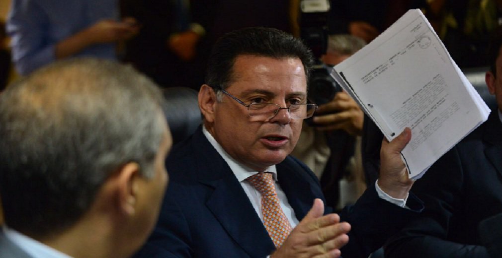 O governador Marconi Perillo apresentou vídeos e documentos, na manhã desta terça-feira, que desmontam as acusações de delatores da Odebrecht contra ele, dentro do processo da Operação Lava Jato; Marconi convocou a imprensa para dar sua versão dos fatos e exibiu sequência de vídeos em que expôs as contradições dos ex-executivos sobre valores de supostos caixa 2 nas campanhas do tucano; "Todas as contribuições da Odebrecht para nossas campanhas foram de acordo com que regia a lei da época. Minha história política sempre foi transparente e não tenho nada a temer. Tenho absoluta certeza que a verdade vai prevalecer", disse o governador
