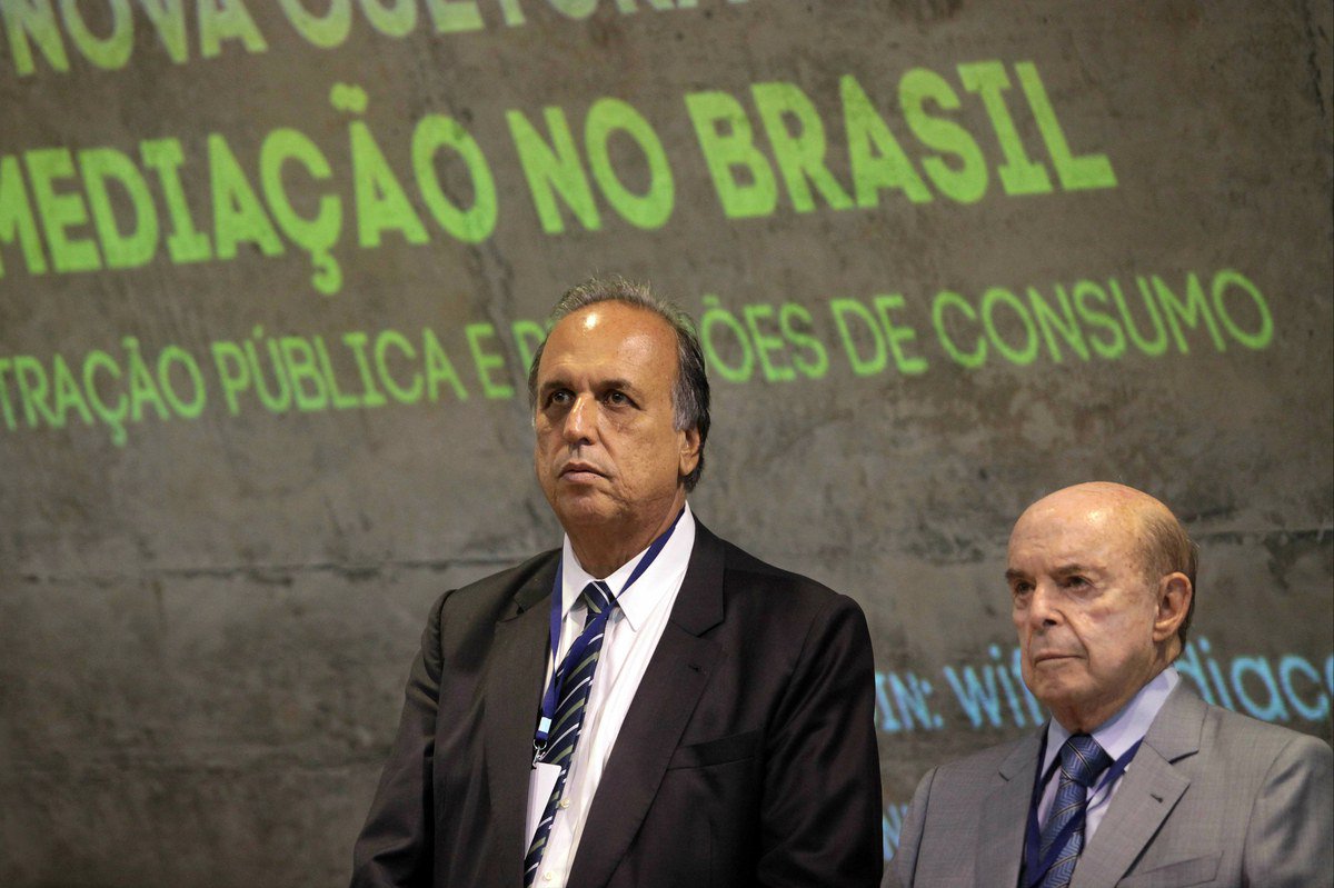 A Procuradoria Regional Eleitoral no Rio de Janeiro quer manter a cassação do mandato e a inelegibilidade do governador Luiz Fernando Pezão (PMDB), e de seu vice, Francisco Dornelles (PP); o pedido foi encaminhado ao Tribunal Superior Eleitoral (TSE); os dois tiveram os mandatos cassados pelo Tribunal Regional Eleitoral no dia 8 de fevereiro deste ano, por abuso de poder político e econômico, por conceder benefícios a empresas prestadoras de serviço ao Estado, em troca de posteriores doações à campanha, em 2014. Em consequência, ficaram inelegíveis por oito anos