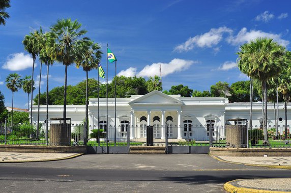 O governador Wellington Dias autorizou investimentos em três municípios piauienses; as intervenções abrangem as áreas de saúde, infraestrutura e abastecimento d’água; Madeiro, por exemplo, situado na região norte do estado, será contemplado com a recuperação de 30 km de estradas vicinais, melhorando o acesso a povoados como Entre Morros e Murici; a zona urbana da cidade vai receber 3 mil m² de asfalto e 10 mil m² de calçamento