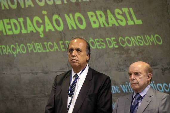 A Procuradoria Regional Eleitoral no Rio de Janeiro quer manter a cassação do mandato e a inelegibilidade do governador Luiz Fernando Pezão (PMDB), e de seu vice, Francisco Dornelles (PP); o pedido foi encaminhado ao Tribunal Superior Eleitoral (TSE); os dois tiveram os mandatos cassados pelo Tribunal Regional Eleitoral no dia 8 de fevereiro deste ano, por abuso de poder político e econômico, por conceder benefícios a empresas prestadoras de serviço ao Estado, em troca de posteriores doações à campanha, em 2014. Em consequência, ficaram inelegíveis por oito anos
