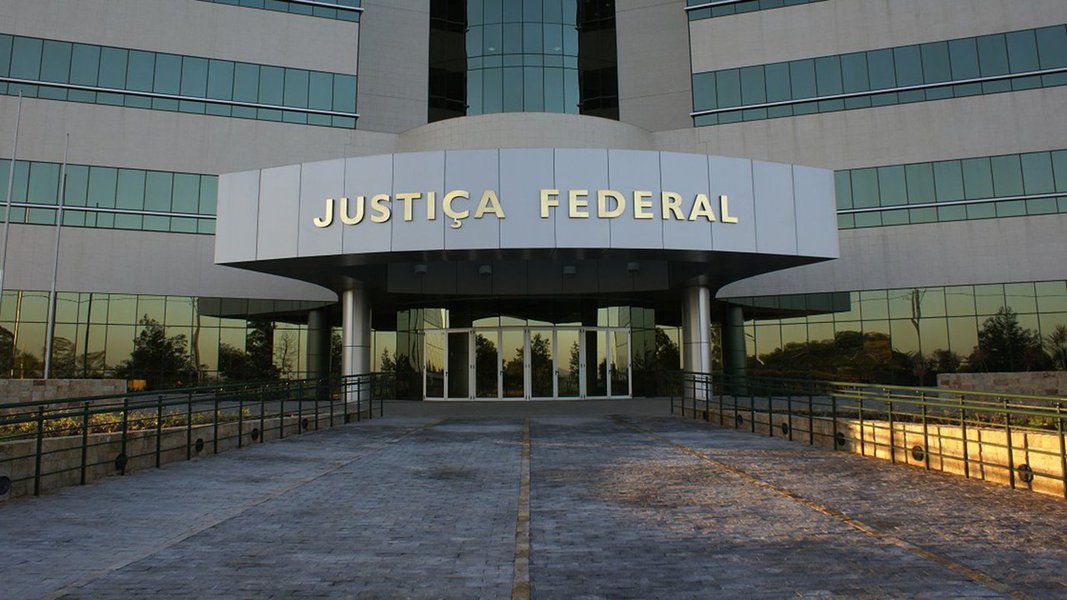 A 2ª Vara Federal Criminal de Niterói, na região metropolitana do Rio de Janeiro, condenou o empresário João Luís Fernandes de Almeida a 20 anos e 4 meses de prisão e multa; também foram condenados os empresários Jessé Pinheiro de Souza e Paulo Jorge de Almeida Oliveira a penas de 15 anos e 3 meses de reclusão e multa; os três foram receberam a sentença pelos crimes de sonegação fiscal, de contribuição previdenciária e de lavagem de dinheiro