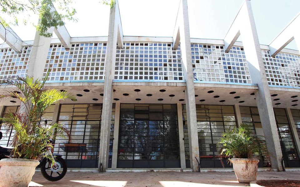 Músicos programaram manifestação, organizando uma roda de choro, para sensibilizar a administração municipal a manter o Clube do Choro, que ficou sem orçamento, contingenciado, e foi "despejado" de sua sede; artistas estão se mobilizando para defender a iniciativa, com depoimentos em redes sociais defendendo "a primeira música nascida no Brasil"