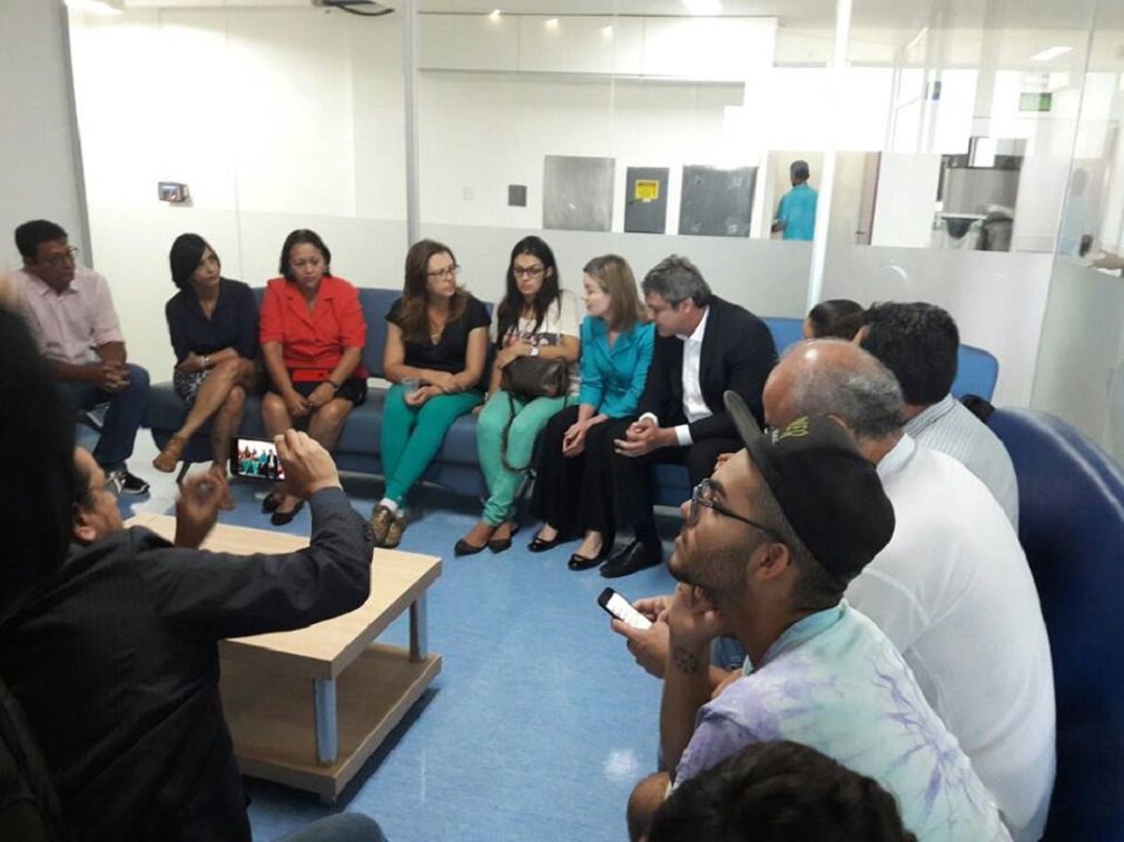 Representantes da bancada do PT no Senado estiveram em Goiânia nesta quarta-feira prestar solidariedade ao jovem Mateus Ferreira da Silva, 33, agredido durante a greve geral por um policial militar; Gleisi Hoffmann (PT-PR), Regina Sousa (PT-PI), Fátima Bezerra (PT-RN) e Lindbergh Farias (PT-RJ) estiveram no Hospital de Urgências de Goiânia (Hugo) ao lado de familiares da vítima, bem como da deputada estadual Isaura Lemos (PC do B-GO) e do presidente da CUT Goiás, Mauro Rubem (PT); em vídeo postado nas redes sociais, os parlamentares conversam com a mãe de Mateus, Suzete Barbosa, e destacam a importância simbólica do que aconteceu com o estudante