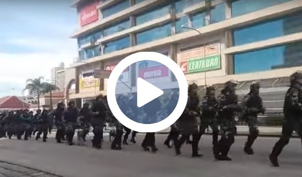 Página do Facebook divulga vídeo com "performance da polícia" no centro de Curitiba e a legenda: "As boas vindas ao pessoal do MST e da CUT!"; vídeo já tem mais de 600 mil visualizações; advogado Ramon Bentivenha denunciou à Secretaria de Segurança Pública, segundo ele: "Começaram a correr de forma intimidatória e justificaram treinamento"; assista 