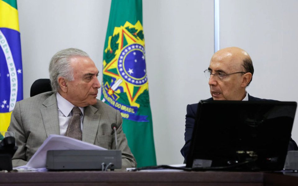 Pelos últimos sinais emitidos por Michel Temer e seu ministro da Fazenda, Henrique Meirelles, que prometeram não elevar a carga tributária, algo entre R$ 20 bilhões e R$ 25 bilhões virá de ajuste de tributos, aumento do IOF e do PIS/Cofins, inclusive sobre combustíveis; também está na previsão a eliminação de parte da desoneração sobre a folha de pagamentos; boa parte do mundo empresarial, que apoiou o golpe parlamentar que colocou Temer no governo, já está reagindo negativamente