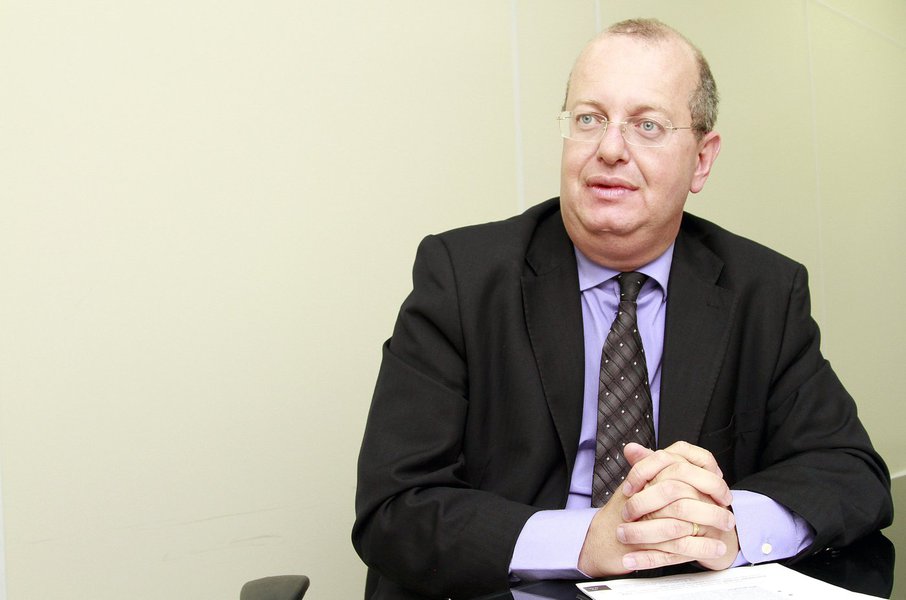 O procurador-geral da Assembleia Legislativa de Alagoas (ALE), Diógenes Tenório Júnior, disse que a decisão do Supremo Tribunal Federal (STF), de que governadores podem ser processados sem o aval das assembleias, “fragiliza os chefes do Poder Executivo, pois tira deles uma prerrogativa que politicamente era importante”; outro advogado alagoano, Adriano Argolo, do Movimento de Combate ao Crime e à Corrupção Eleitoral (MCCE), afirmou que é uma posição jurídica interessante, mas que está cercada de casuísmo político