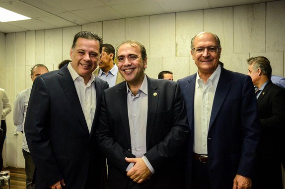 Governador de São Paulo afirmou que o colega tucano faz um grande trabalho em Goiás, onde é governador pela quarta vez, e chamou Marconi Perillo de "meu professor"; os dois governadores foram homenageados pelo PHS em sessão especial na Assembleia Legislativa de São Paulo; neste domingo, Marconi e Alckmin voltam a se encontrar e uma das pautas é a eleição presidencial de 2018; paulista quer o goiano como presidente nacional do PSDB ainda este ano; ambos defendem as prévias para escolha do candidato tucano