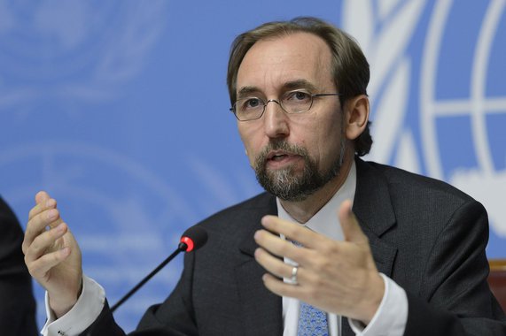 O alto comissário para os Direitos Humanos das Nações Unidas, Zeid Ra'ad al Hussein, afirmou nesta segunda-feira que a opção feita pelo governo de Venezuela, de "reprimir as vozes dissidentes, não resolverá a agitação" nas ruas e as razões dos protestos; para Zeid, os elementos mais alarmantes da situação da Venezuela são o aumento da violência, as ações de grupos armados pró-governamentais e a falta de confiança no governo e no Poder Judiciário; "Em nossa opinião, as ameaças de se desvincular da Organização dos Estados Americanos [OEA] também não são uma estratégia para recuperar a estabilidade e a paz", declarou Zeid