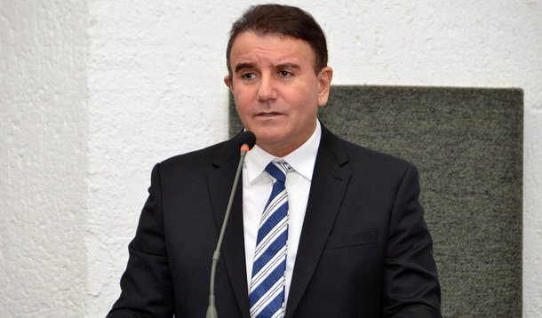 Nos documentos entregues por executivos da Odebrecht com planilhas e extratos a investigadores da Lava Jato, aparece o nome do deputado estadual do Tocantins, Eduardo Siqueira Campos (PTB); ele é citado com o codinome “Acelerado” e teria recebido, em 2011 e 2012, US$ 24,750 milhões; através das redes sociais, o deputado classificou a sua citação como “erro gravíssimo e sem nenhum nexo” e que irá buscar retratação