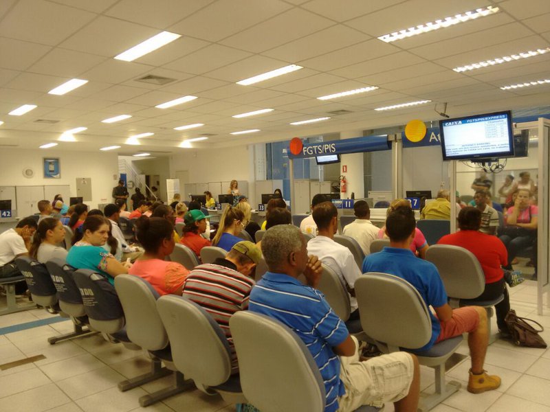Agências da Caixa Econômica Federal abrem duas horas mais cedo nesta quinta-feira para atendimento relativo às contas inativas de Fundo de Garantia do Tempo de Serviço (FGTS); o atendimento, das 9h às 15h, que já estava previsto para alguns sábados, ocorrerá também nesta quinta-feira, em 1.305 agências; segundo a Caixa, a abertura de forma antecipada ocorrerá em razão do fluxo de atendimento acima do esperado em algumas regiões do país