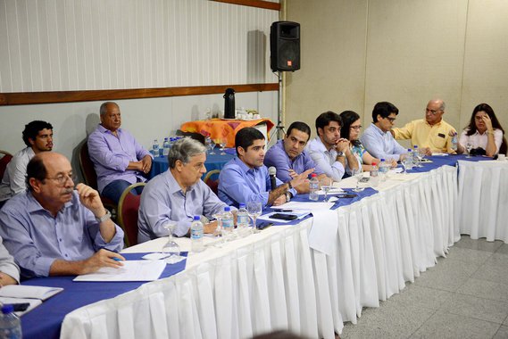 O prefeito ACM Neto comandou nesta sexta-feira uma reunião que contou com a participação de todos os secretários, segundo ele ressaltou, em contraponto à greve geral que parou Salvador contra as medidas de Michel Temer; ACM e seus auxiliares apresentaram um balanço, e o prefeito fez uma auto conclusão de que sua gestão é um modelo a ser seguido no Brasil; "Mesmo com a crise econômica que se instalou no Brasil, nós, da Prefeitura, somos hoje referência no país pela eficiência, controle de gastos e obras em todos os bairros", disse o democrata