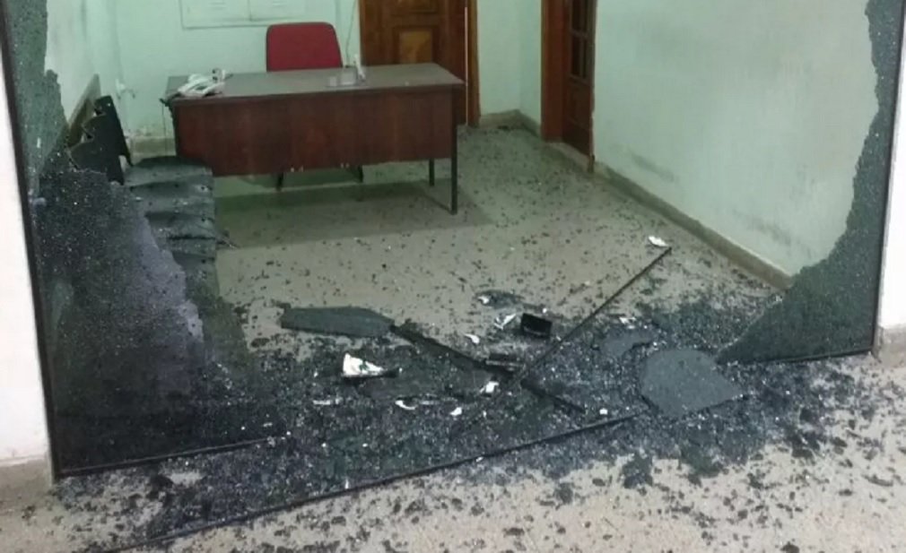  A violência das últimas horas no Rio de Janeiro atingiu instalações da Polícia Militar (PM); um integrante do 27º Batalhão de Polícia Militar (BPM), em Santa Cruz, na zona oeste da cidade, fez disparos com arma de fogo no corredor da unidade e atingiu o vidro do gabinete do comandante, tenente-coronel Luiz Octávio Lima; em Ipanema, na zona sul do Rio, um tiroteio na tarde desta sexta-feira levou pânico aos moradores; de acordo com a PM, um homem suspeito reagiu com tiros a uma abordagem de policiais na rua Alberto de Campos