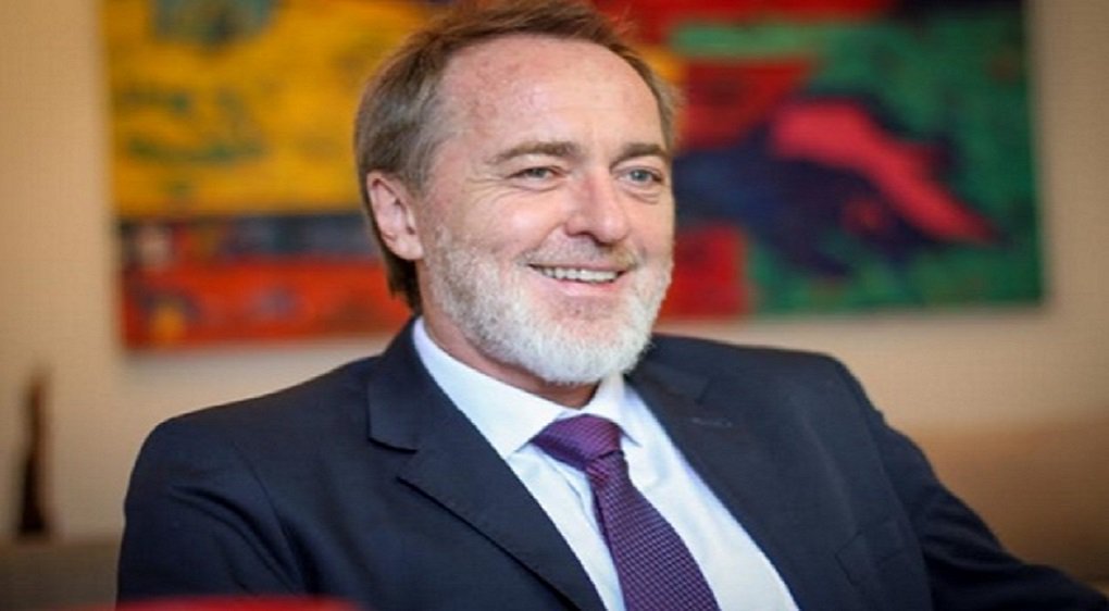 A Universidade Estadual de Goiás (UEG) vai abrir o curso de Medicina em Itumbiara; o anúncio, feito pelo prefeito do município, Zé Antônio, foi confirmado na segunda-feira (10) pelo reitor Haroldo Reimer; "Um horizonte mais positivo seria começar as atividades já em 2018", disse em entrevista ao jornal A Redação; O curso deve abrir 40 vagas por ano, 20 a cada período; "É uma alegria anunciar o segundo curso de Medicina público e gratuito em Goiás. Para a UEG, é uma honra chegar ao ponto de poder realizar formação médica", celebrou Haroldo