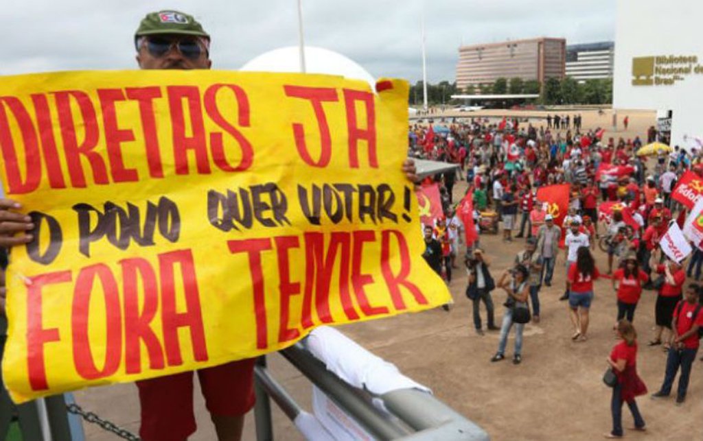 Centrais sindicais realizam um dia de grande mobilização nacional nesta quarta-feira (24); os trabalhadores do campo e da cidade vão ocupar Brasília para deixar claro que repudiam as reformas da Previdência e Trabalhista, por retirar direitos conquistados com muita luta ao longo da história; também irão defender ‘Fora,Temer’ e eleições diretas já; em Porto Alegre, com o mesmo teor, haverá um ato a partir das 17h30, na Esquina Democrática; “Vamos tomar as ruas contra as reformas do Temer, a fim de pressionar deputados e senadores, impedir o golpe dentro do golpe e garantir o direito do povo brasileiro escolher o novo presidente da República”, afirma o presidente da CUT-RS, Claudir Nespolo