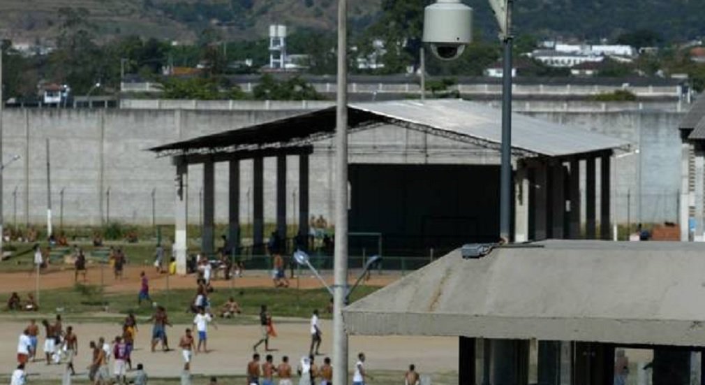 O ex-assessor da Secretaria Estadual de Obras do Rio de Janeiro Wagner Jordão Garcia, preso desde novembro do ano passado na Operação Calicute, um desdobramento da Lava Jato, chorou e pediu perdão ao juiz Marcelo Bretas durante audiência na 7ª Vara Federal Criminal; acusado de recolher propina para o ex-secretário de Obras Hudson Braga, Garcia reconheceu ter errado e reclamou das condições da prisão no Complexo Penitenciário de Gericinó, em Bangu; “Vai fazer seis meses que estou na penitenciária, convivendo com barata e rato todo dia. Eu sei que cometi um crime e quero pedir perdão, até ao povo do Rio de Janeiro. Vou fazer um pedido: me deixe em prisão domiciliar. Eu nunca quis fugir”, desabafou Garcia, aos prantos