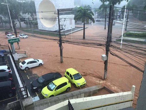 Somente nos quatro primeiros dias de abril, Salvador registrou mais de 10% do índice de chuva esperado para todo o mês; foram registrados 33 milímetros (mm) de precipitação, diante dos 309 mm esperados para abril; devido aos índices, a prefeitura declarou que vai intensificar a Operação Chuva, que começou no dia 1º e conta com agentes em prontidão, 24 horas por dia, para o atendimento de chamados; a Secretaria Municipal de Manutenção registrou 724 ocorrências de consequências da chuva na cidade: foram 470 pedidos de poda de árvores, 151 casos de alagamento e 79 de rompimento do sistema de drenagem, entre outras
