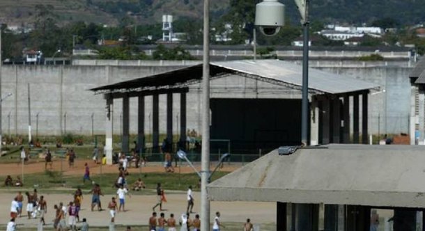 O ex-assessor da Secretaria Estadual de Obras do Rio de Janeiro Wagner Jordão Garcia, preso desde novembro do ano passado na Operação Calicute, um desdobramento da Lava Jato, chorou e pediu perdão ao juiz Marcelo Bretas durante audiência na 7ª Vara Federal Criminal; acusado de recolher propina para o ex-secretário de Obras Hudson Braga, Garcia reconheceu ter errado e reclamou das condições da prisão no Complexo Penitenciário de Gericinó, em Bangu; “Vai fazer seis meses que estou na penitenciária, convivendo com barata e rato todo dia. Eu sei que cometi um crime e quero pedir perdão, até ao povo do Rio de Janeiro. Vou fazer um pedido: me deixe em prisão domiciliar. Eu nunca quis fugir”, desabafou Garcia, aos prantos