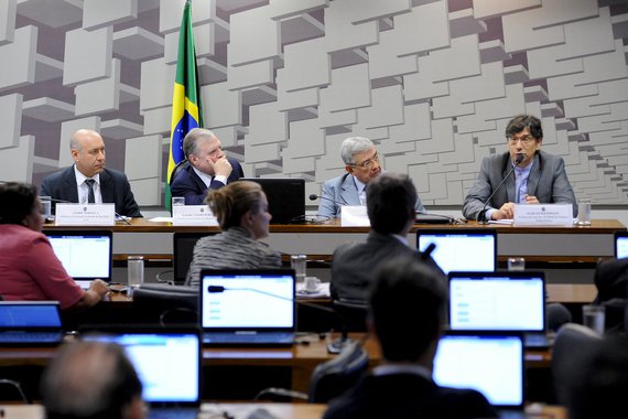 Durante audiência na Comissão de Assuntos Econômicos do Senado, o economista Marcio Pochmann disse que não há relação entre flexibilização e criação de empregos; "Essas propostas não alteram o principal problema do país, que é a recessão e o desemprego", afirmou; "A economia brasileira tem convivido com mudanças importantes, e o mercado de trabalho não tem sido uma restrição aos ajustes. O Brasil tem sido um dos poucos países em que as empresas não têm restrição do mercado de trabalho para se ajustar às oscilações da atividade econômica", observou Pochmann