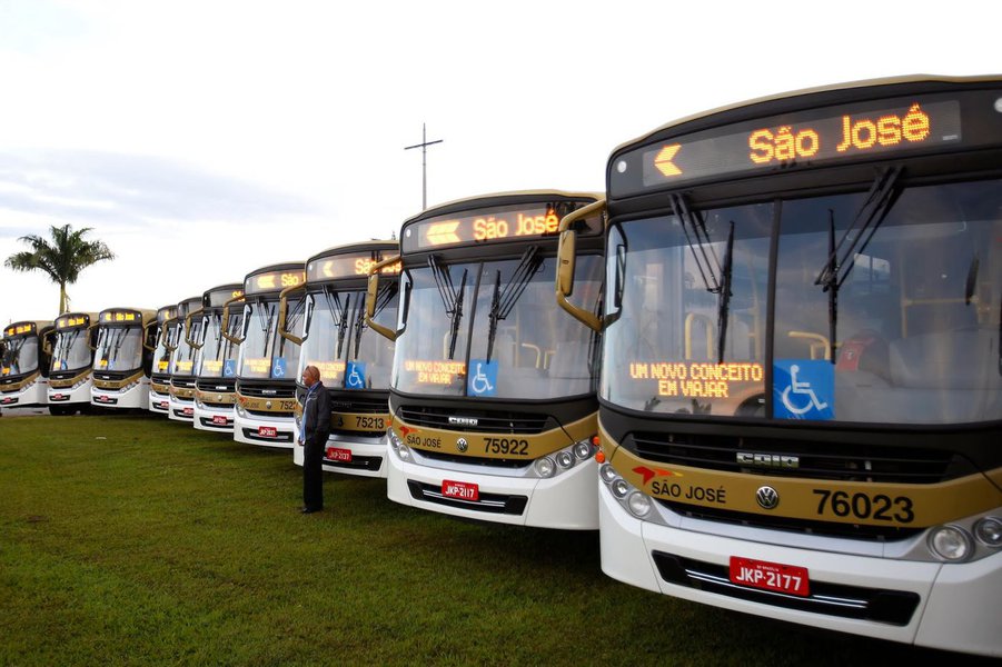 Rodoviários de quatro das seis empresas de ônibus que circulam no Distrito Federal estão paralisados em consequência do atraso no pagamento; a categoria já havia interrompido os serviços no sábado (20) para cobrar o adiantamento de 40% do salário que, de acordo com o Sindicato dos Rodoviários, deveria ter sido pago naquele dia; "Nenhum ônibus vai rodar até que seja efetuado o pagamento", informou o sindicato; as viações dizem que a dívida do GDF alcança R$ 200 milhões, o que implica na dificuldade para honrar a folha salarial
