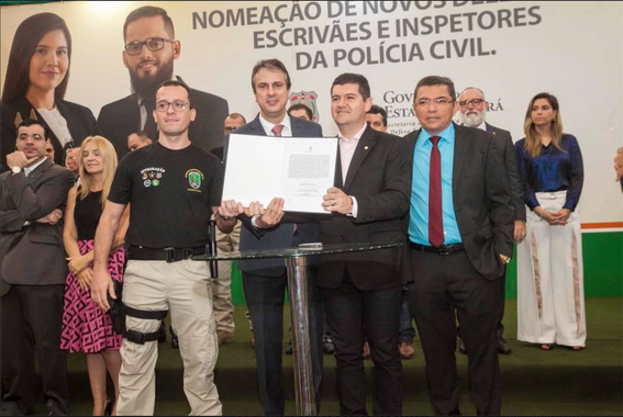 A assinatura do ato de posse oficializou o ingresso de 19 delegados, 59 escrivães e 62 inspetores no Estado. Em evento realizado nesta segunda (10), o governador Camilo Santana (PT) anunciou ainda que enviará mensagem à Assembleia Legislativa para que o salário de toda a Polícia Civil se iguale à média hoje aplicada no Nordeste