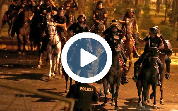 Um jovem de 25 anos, identificado como Rodrigo Quintana, presidente da Juventude Liberal do distrito de La Colmena foi morto com um tiro na cabeça nessa sexta-feira, 31, durante as manifestações que puseram fogo no Congresso do Paragauai, depois que o Senado aprovou a reeleição presidencial; segundo o site ABC Color, o tiro teria sido disparado por um policial, informa a imprensa paraguaia. O rapaz foi baleado logo após a polícia invadir a sede do Partido Liberal Radical Autêntico (PLRA), na capital Assunção