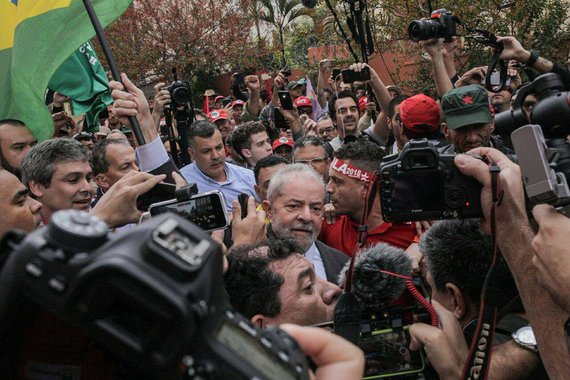 Depois de cinco horas, o ex-presidente Luiz Inácio Lula da Silva terminou seu depoimento ao juiz Sérgio Moro no prédio da Justiça Federal em Curitiba; em seguida, ele foi para o encontro de 60 mil pessoas que o esperavam na Praça Santos Andrade (UFPR), no centro da capital do Paraná, onde Dilma Rousseff discursa neste momento; o depoimento de Lula começou por volta das 14h15; manifestantes favoráveis e políticos aliados acompanharam Lula até o prédio; em seu discurso, Dilma disse que o povo "não vai tolerar golpe atrás de golpe", primeiro com seu impeachment, depois com a mudança na legislação trabalhista