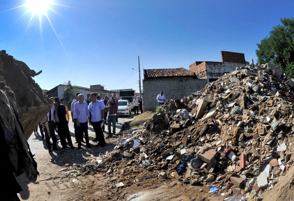Os moradores do Conjunto Lourival Batista foram surpreendidos, nesta terça-feira, com a presença do prefeito Edvaldo Nogueira, que visitou a comunidade para dar início ao programa de retirada de entulhos, que se acumularam na cidade desde o final do ano passado, em decorrência da ausência de um contrato para a prestação do serviço; prefeito reafirmou que a Emsurb lançará até o dia 30 de junho o edital definitivo para o serviço de coleta do lixo na capital; “Desde o início do ano, os técnicos da Emsurb estão trabalhando na elaboração do edital. A nossa previsão de lançamento é o final do primeiro semestre. Será um edital nacional”