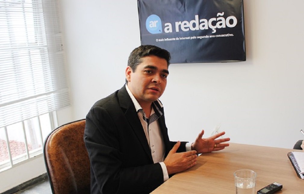 O secretário de Governo, Tayrone Di Martino, rebateu o deputado federal Daniel Vilela (PMDB), que vem criticando o novo programa de investimentos do governo de Goiás; "O deputado Daniel Vilela mostra desespero e vazio propositivo diante do volume de investimentos do governo Marconi, mas não mostra como o PMDB aplicou os recursos da privatização de Cachoeira Dourada", disse Tayrone, que ainda cobrou de Daniel um debate público sobre os investimentos do governo