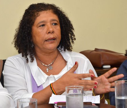 Após "declarações caluniosas" de vereadores da bancada do prefeito ACM Neto (DEM) sobre o governador Rui Costa (PT), nesta terça-feira, na Câmara Municipal, a vereadora Marta Rodrigues (PT) lembrou do "fatídico episódio de censura, repressão e violência promovido pelo então senador Antônio Carlos Magalhães", no dia 16 de maio de 2001, em Salvador; "Hoje completam 16 anos deste triste acontecimento. De maneira caluniosa falam de Rui, mas muitos desses que estão falando foram aliados e apoiadores do senador que mandou o batalhão da PM baiana espancar estudantes e manifestantes que protestavam contra a violação cometida por ele ao painel eletrônico do Senado. A violação foi tão grave que para não ser cassado, precisou renunciar", disse Marta