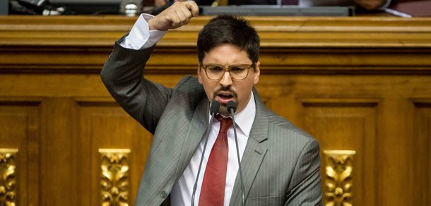 O parlamento venezuelano, controlado pela oposição, anunciou neste domingo que começará na terça-feira (4) o processo para remover de seus cargos os magistrados da Sala Constitucional do Superior Tribunal de Justiça (STJ) que, afirma, perpetraram um "golpe de estado"; "Esses magistrados que deram um golpe de estado não podem ficar impunes", afirmou o primeiro vice-presidente da Assembleia Nacional, o opositor Freddy Guevara (foto)