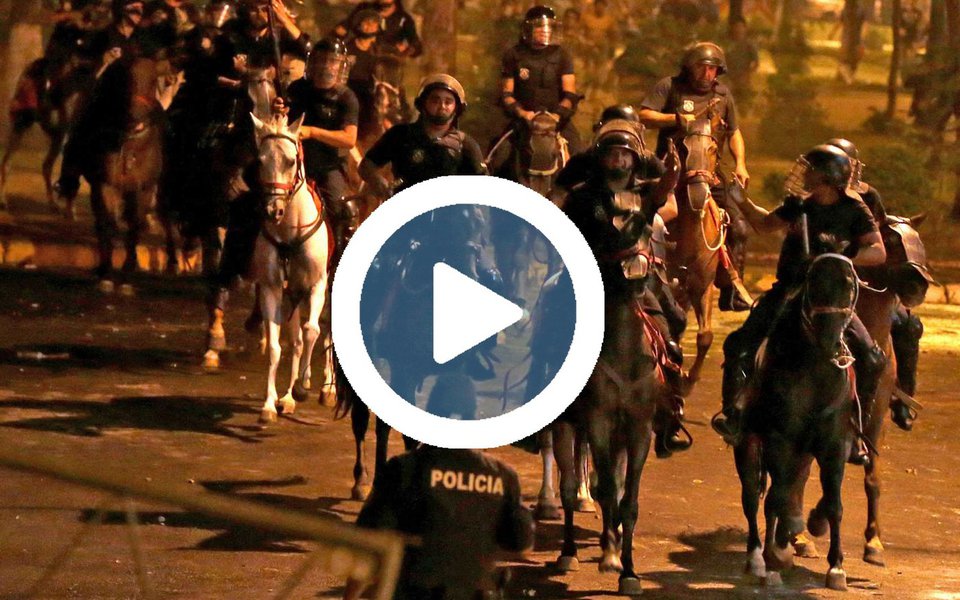 Um jovem de 25 anos, identificado como Rodrigo Quintana, presidente da Juventude Liberal do distrito de La Colmena foi morto com um tiro na cabeça nessa sexta-feira, 31, durante as manifestações que puseram fogo no Congresso do Paragauai, depois que o Senado aprovou a reeleição presidencial; segundo o site ABC Color, o tiro teria sido disparado por um policial, informa a imprensa paraguaia. O rapaz foi baleado logo após a polícia invadir a sede do Partido Liberal Radical Autêntico (PLRA), na capital Assunção