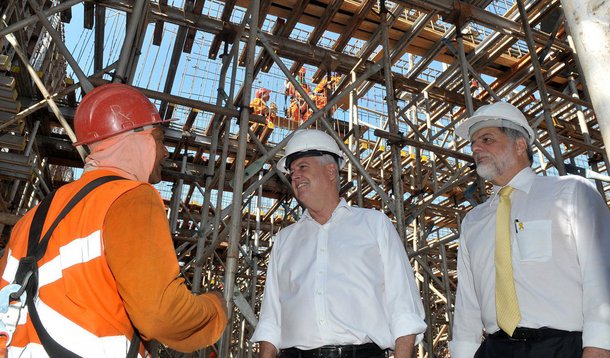 
O secretário de Mobilidade, Fábio Damasceno, informou que o BRT Oeste, promessa do governo Rodrigo Rollemberg, sai até o final de 2017; a obra ligará Taguatinga ao Plano Piloto; segundo o titular da pasta, estão concluídas as etapas de construção da faixa exclusiva na EPTG e das estações nos canteiros centrais; faltam os ônibus; foto: Obras no viaduto da W3 Sul do BRT Eixo Oeste do Distrito Federal

 

