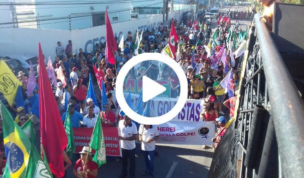 Milhares de pessoas se concentraram na Praça Centenário, em Maceió, para protestar contra as reformas Trabalhista e Previdenciária propostas pelo Governo Michel Temer; sindicalistas e membros da sociedade civil pediram respeito aos trabalhadores brasileiros; Polícia Militar avalia que o ato reuniu 5 mil pessoas; para líderes sindicais esse número chegou a 20 mil