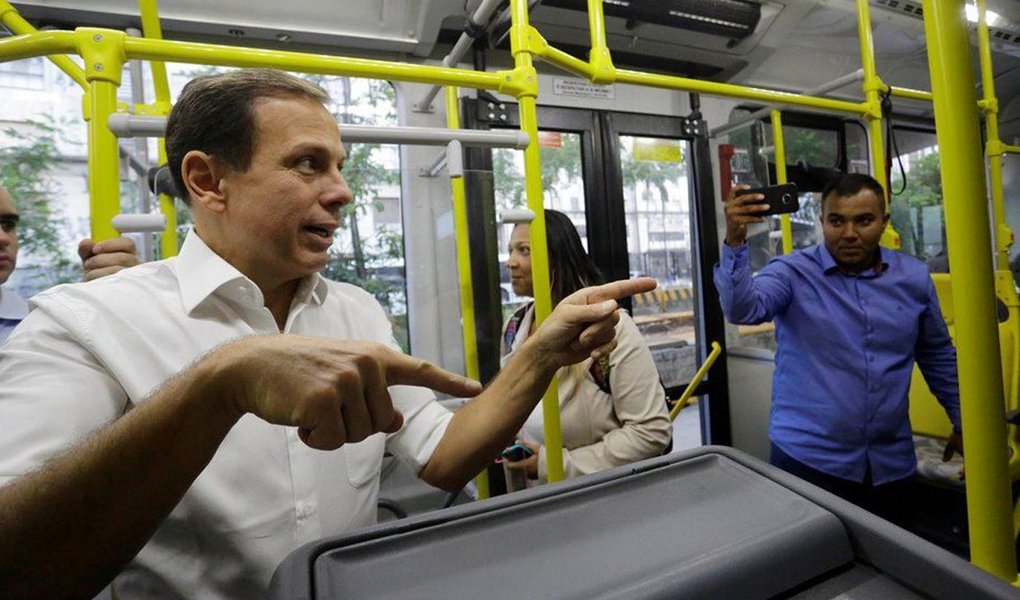 Prefeito de São Paulo, João Doria (PSDB), anunciou que irá acabar totalmente com os cobradores de ônibus na capital paulista até 2020; "Não faz sentido no século 21 preservar cobradores em ônibus. Nenhuma cidade civilizada do mundo tem cobrador dentro de ônibus e isso representa um custo altíssimo [R$ 800 mi/ano]. Nosso entendimento é que isso vai ser feito ao longo desses quatro anos, gradualmente", avisa; em entrevista à Folha, Doria reconheceu que errou no tratamento com os grafiteiros; "Deveríamos ter tido o cuidado de pedir aos grafiteiros para nos acompanhar naquela ação. O grafiteiro é um artista. Eles se sentiram violentados e tinham razão"