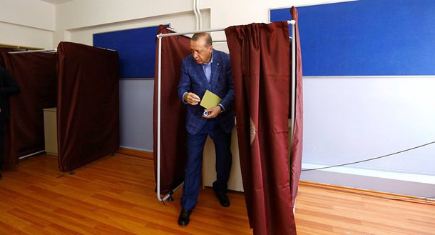 O "Sim" está liderando no referendo turco sobre as emendas constitucionais, as quais permitirão alargar os poderes presidenciais, de acordo com os primeiros resultados e quando estão contados 24% dos votos; mais de 63% dos eleitores turcos apoiam as emendas constitucionais, de acordo os resultados preliminares do referendo divulgados pela Comissão Eleitoral; as emendas constitucionais, que estabelecem a república presidencialista na Turquia, haviam sido anteriormente adotadas pelo parlamento do país e assinadas pelo presidente Tayyip Erdogan