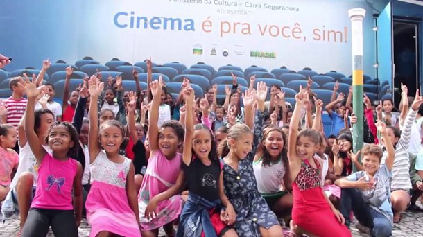 Caixa Seguradora levará um cinema itinerante a 35 cidades do Centro-Oeste; carreta customizada pela Seguradora e transformada em sala de projeção percorrerá os três estados da região e o Distrito Federal nos próximos seis meses; projeto realizará sua primeira sessão neste sábado, 1º, em Morrinhos-GO. Depois, serão seis meses na estrada, levando cultura, arte e entretenimento ao interior de todos os estados do Centro-Oeste