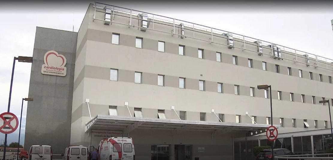 O Ministério Público do Distrito Federal (MPDFT) ajuizou ação de improbidade administrativa contra o Instituto de Cardiologia do Distrito Federal (ICDF), o superintendente do ICDF e mais seis servidores públicos; eles são acusados de usar recursos públicos para reformar hospital privado e de causar dano moral a todos os usuários do SUS; o dano patrimonial foi avaliado em R$ 7,6 milhões, que representa o valor corrigido dos recursos recebidos; o órgão investiga as irregularidades junto com o Ministério Público de Contas (MPC)