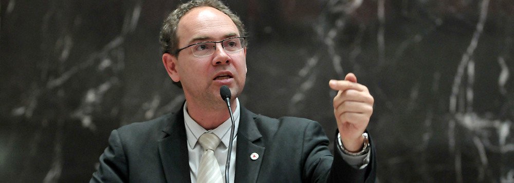 O secretário municipal de Governo e vice-prefeito de Belo Horizonte, Paulo Lamac, afirmou que a prefeitura pretende reduzir cargos de segundo e terceiro escalões para reforçar o quadro de funcionários que trabalham no atendimento direto à população; Lamac citou como exemplo de profissionais que não serão cortados professores, médicos e enfermeiros