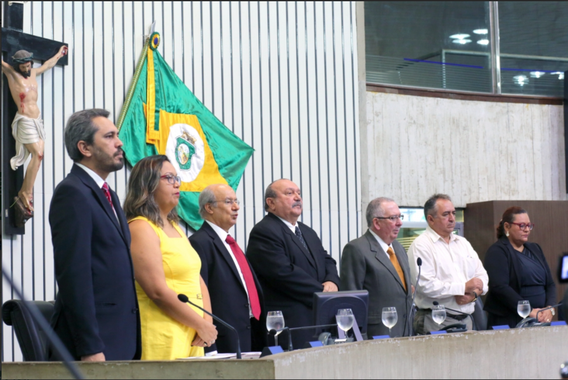 A reforma da Previdência proposta pelo governo Michel Temer (PMDB) foi alvo de críticas em debate realizado nesta sexta (7), na Assembleia Legislativa. Para o senador José Pimentel (PT), que esteve presente, o mais grave é a extensão do dano que causará aos trabalhadores do setor público e privado, quando o governo impõe como critério principal para a aposentadoria a idade conjugada com  25 anos de contribuição, no mínimo. “Ao fazer isso, o Governo estimula uma corrida dos brasileiros aos planos de previdência privada, comercializados pelo sistema financeiro”, avaliou
