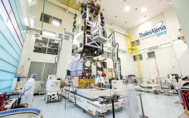 O tradicional Clube de Engenharia destaca, em comunicado, a importância do primeiro satélite brasileiro, que acaba de ficar pronto e "sequer entrou em operação", como "uma questão de soberania e segurança nacional" e mostra espanto com o anúncio, feito no dia 23 de fevereiro, pelos dirigentes da Telebrás, quando "apresentaram proposta para comercialização do Satélite–SGDC, optando por dividir a capacidade satelital em 4 lotes e alienar 3 deles, isto é, mais de 80% da capacidade, mediante oferta pública"; "Esta entrega nos deixou com as comunicações — militares e civis — controladas e na completa dependência de uma empresa multinacional", diz o texto