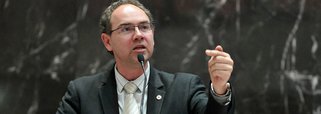 O secretário municipal de Governo e vice-prefeito de Belo Horizonte, Paulo Lamac, afirmou que a prefeitura pretende reduzir cargos de segundo e terceiro escalões para reforçar o quadro de funcionários que trabalham no atendimento direto à população; Lamac citou como exemplo de profissionais que não serão cortados professores, médicos e enfermeiros