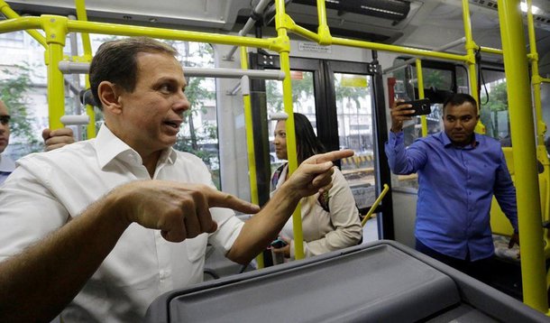 Prefeito de São Paulo, João Doria (PSDB), anunciou que irá acabar totalmente com os cobradores de ônibus na capital paulista até 2020; "Não faz sentido no século 21 preservar cobradores em ônibus. Nenhuma cidade civilizada do mundo tem cobrador dentro de ônibus e isso representa um custo altíssimo [R$ 800 mi/ano]. Nosso entendimento é que isso vai ser feito ao longo desses quatro anos, gradualmente", avisa; em entrevista à Folha, Doria reconheceu que errou no tratamento com os grafiteiros; "Deveríamos ter tido o cuidado de pedir aos grafiteiros para nos acompanhar naquela ação. O grafiteiro é um artista. Eles se sentiram violentados e tinham razão"