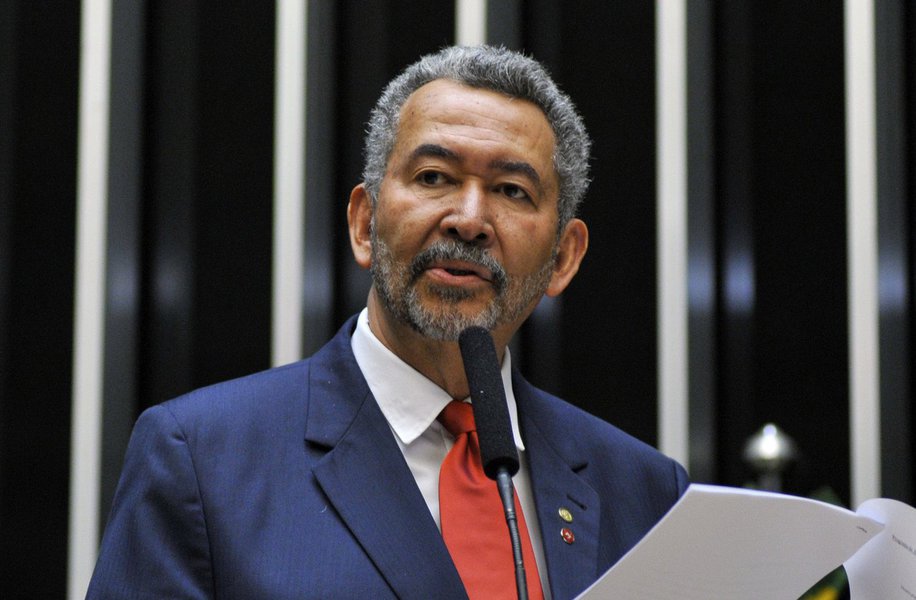 O presidente da Comissão de Direitos Humanos e Minorias da Câmara dos Deputados (CDHM), deputado Paulão (PT-AL), designou os deputados mineiros Padre João e Adelmo Carneiro Leão para acompanharem o caso e realizarem as averiguações iniciais; neste domingo (9) quatro jagunços atiraram contra 300 trabalhadores sem-terra desarmados na sede da fazenda Norte América, no município de Capitão Eneias, em Minas Gerais; para o parlamentar, a repressão e a criminalização dos movimentos sociais no País tem sido estimulada por setores do do governo Michel Temer