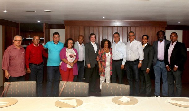 O governador Rui Costa (PT) se reuniu ontem (19) num almoço com os 11 vereadores da bancada de oposição ao prefeito ACM Neto (DEM) na Câmara Municipal de Salvador, e destacou o diálogo e a interação do Executivo estadual com o Legislativo soteropolitano; em seu perfil no Twitter, Rui registrou o momento, o qual classificou como produtivo; "Temos feito muito em nossa capital e o diálogo com os representantes da população dão mais entusiasmo e assertividade em priorizar o que Salvador mais precisa", escreveu, e logo em seguida acrescentou que "o desenvolvimento do nosso estado também passa pela atuação dos vereadores em cada cidade baiana. O debate com eles deve ser permanente"
